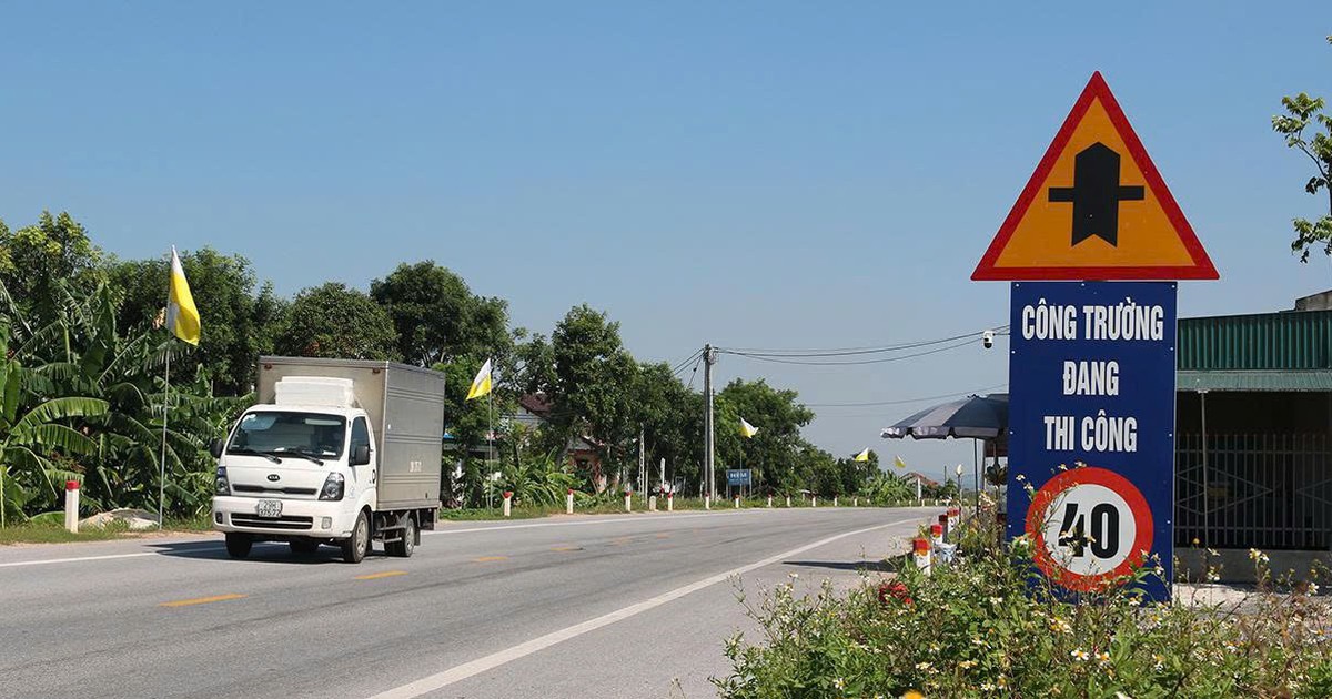 Đường ven biển rộng thoáng nhưng giới hạn tốc độ 30 - 40km/h khiến tài xế thắc mắc