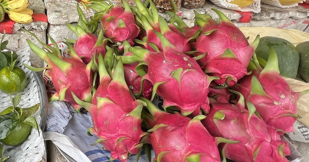 Giá cả đầu ngày: Rau đắt ngang thịt, thanh long miền Tây hồi phục