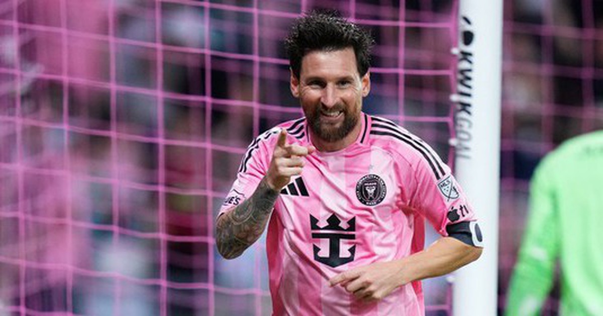 Messi lập cú đúp sau khi chia tay tuyển Argentina