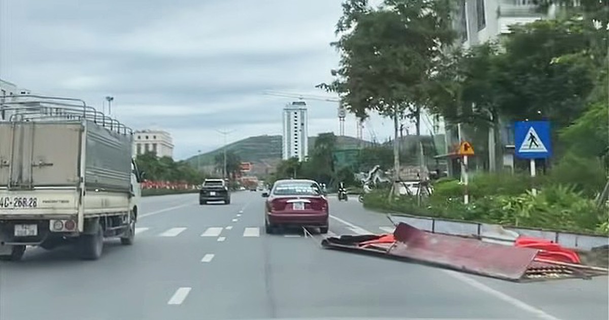 Công an mời tài xế ô tô kéo lê khung sắt, tấm tôn giữa đường tới làm việc