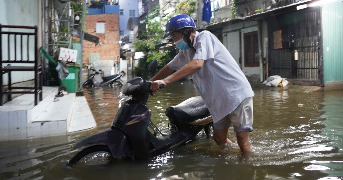 Triều cường lại đang lên tại nhiều nơi ở TP.HCM, những tuyến đường nào cần tránh?