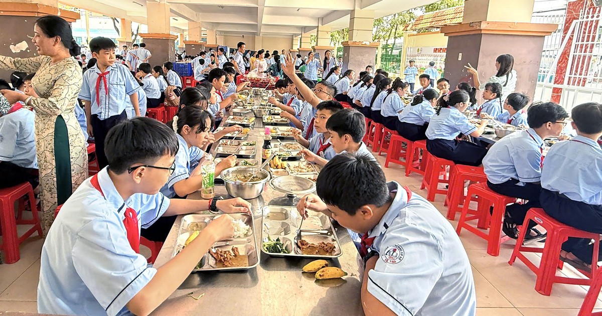 Làm sao để phụ huynh an tâm với bữa ăn bán trú của con?