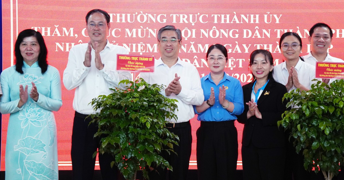 Phó bí thư Thành ủy Nguyễn Phước Lộc thăm, chúc mừng Hội Nông dân TP.HCM