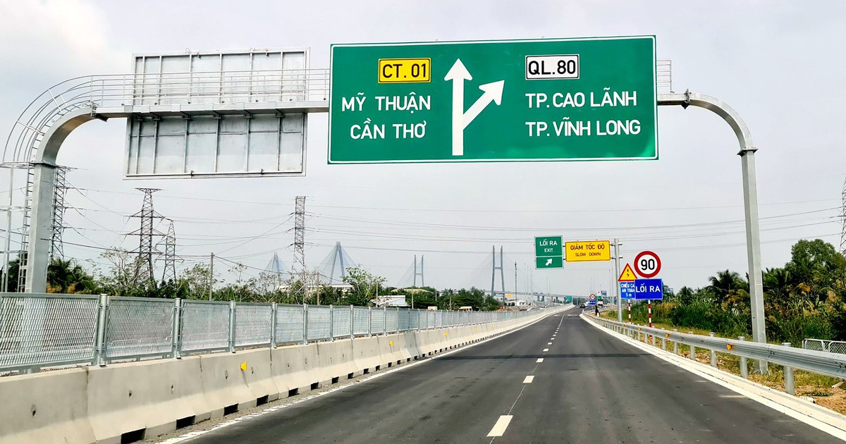 Cao tốc Mỹ Thuận - Cần Thơ tạm cấm xe ban đêm để lắp giá long môn và làm cầu vượt