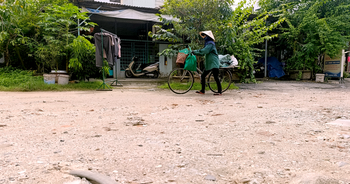 Giữa phố Đà Nẵng tồn tại đoạn đường đất 20m lởm chởm cả chục năm qua