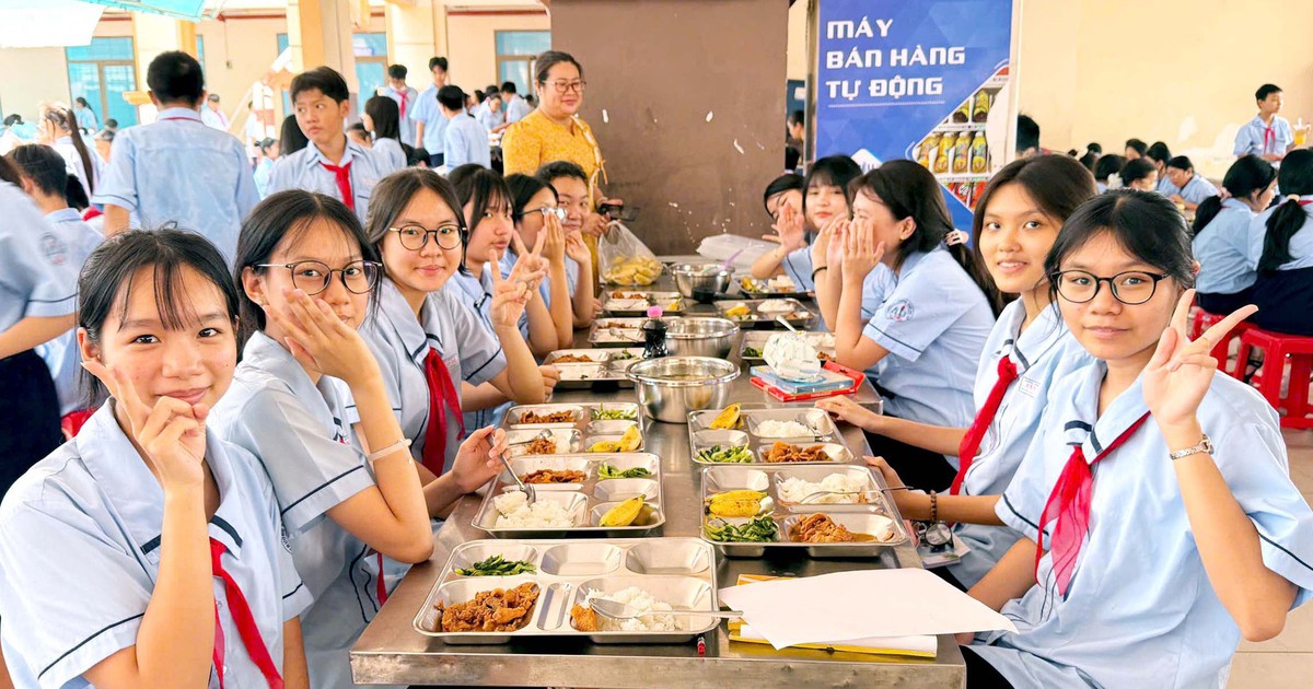 Mở cửa bếp ăn trường học cho phụ huynh giám sát, làm sao tránh cảnh 'mở nửa cánh cửa'?