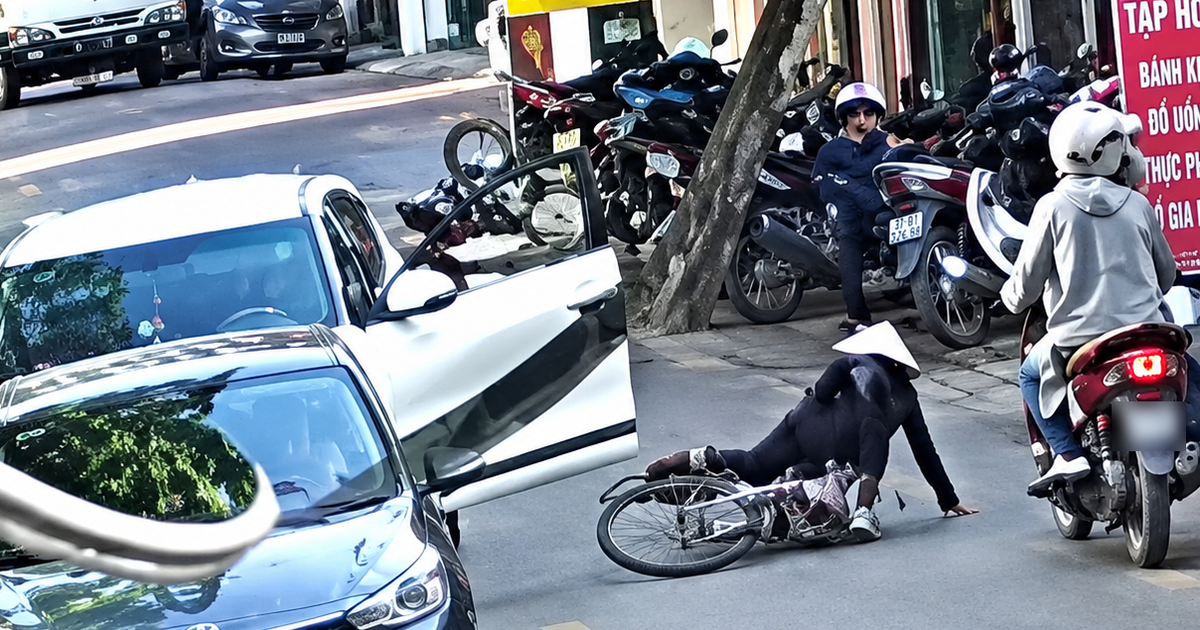 Nữ tài xế mở cửa xe con khiến cụ bà ngã, xe máy tông trúng