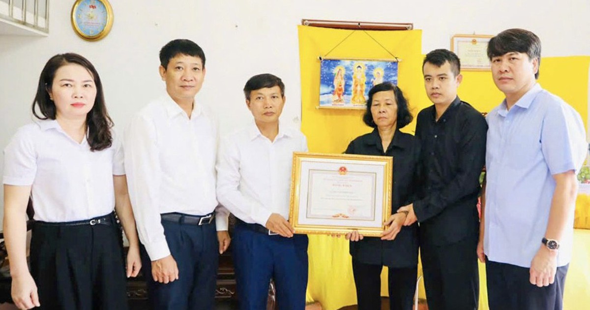Truy tặng bằng khen người đàn ông quên mình cứu 2 em nhỏ rơi xuống kênh