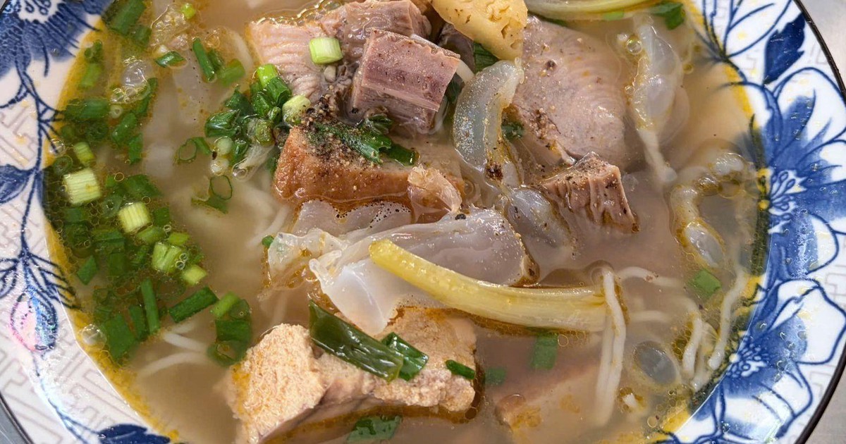 Bún cá Nha Trang giữa chợ Hoàng Hoa Thám: Món hành ngâm 'đỉnh điên'