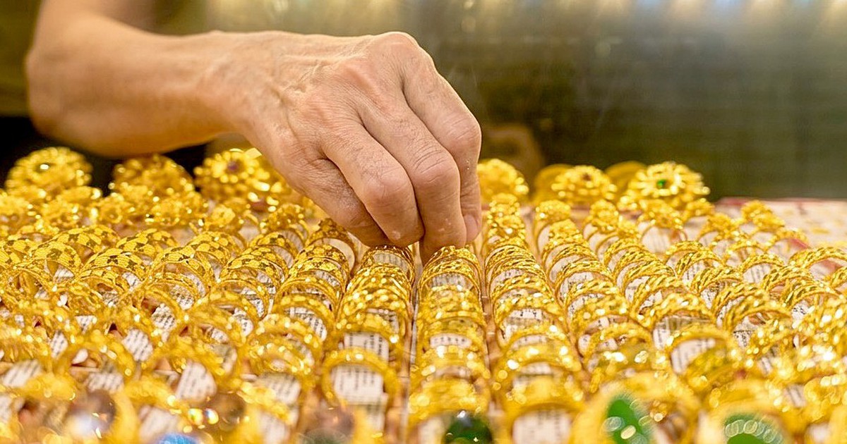 Giá vàng hôm nay 16-10: Vàng thế giới vượt 4.150 USD, giằng co chưa dứt