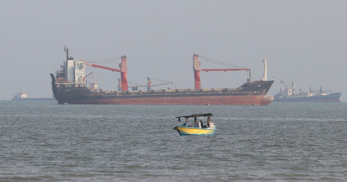 Siêu tàu chở 2 triệu thùng dầu trúng thủy lôi, phát nổ ở eo biển Hormuz