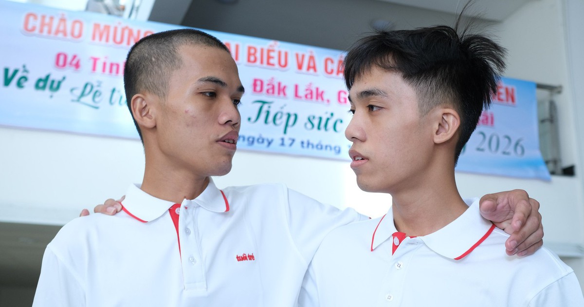 Mừng tủi gặp nhau ở lễ học bổng: Em là HS giỏi quốc gia, anh bệnh nặng vẫn lần thứ 2 đến giảng đường