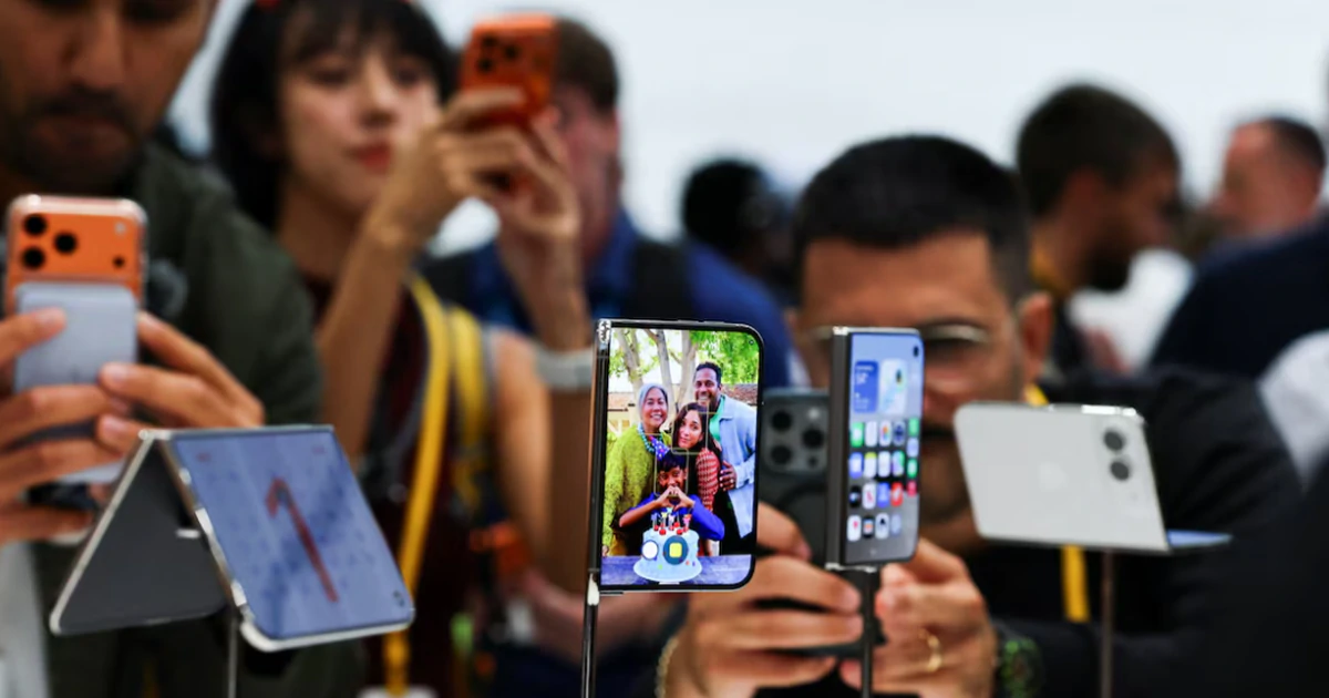 iPhone gập giá 2.000 USD vừa mở bán đã phải hẹn giao đến năm sau