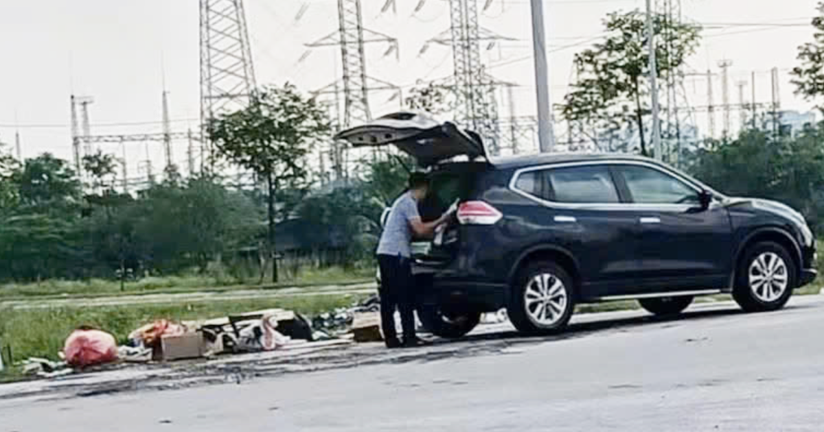 Công an đang tìm người đàn ông lái ô tô đi bỏ rác bên đường