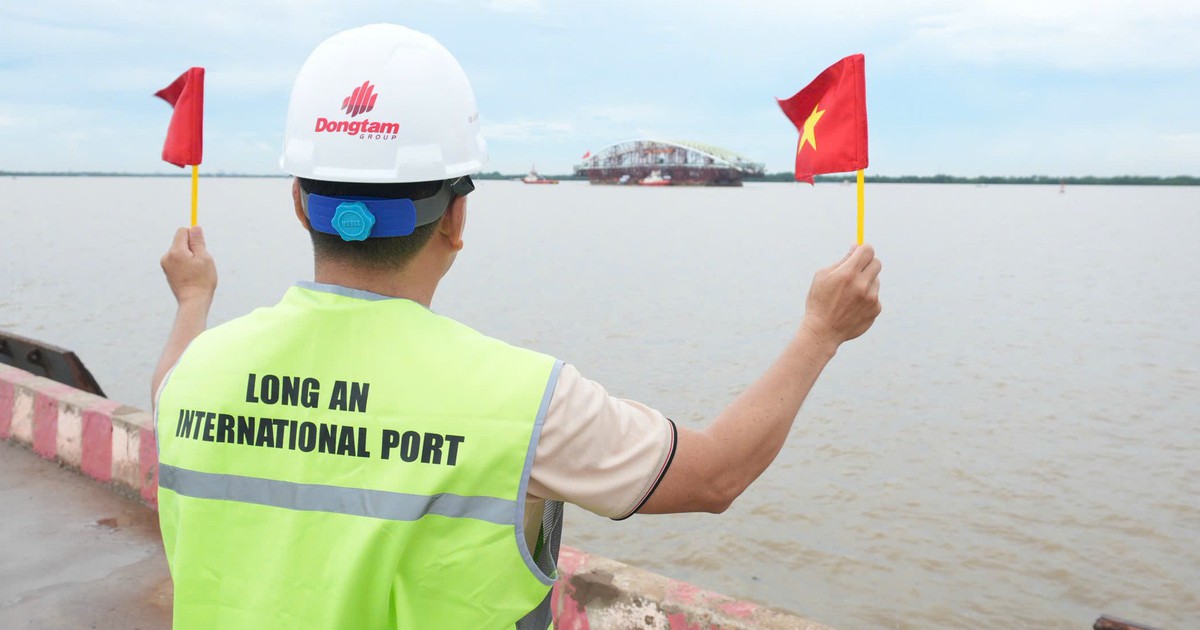 Đoàn lai dắt vòm thép cầu đi bộ qua sông Sài Gòn đi được 65km, đã đến cảng quốc tế Long An