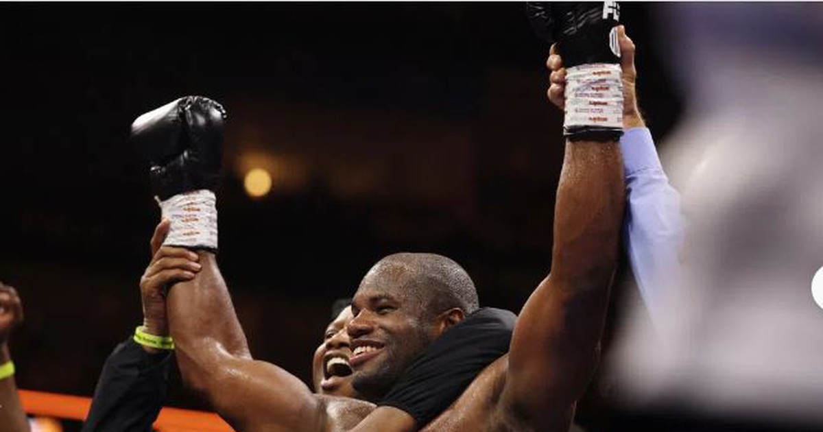 Tấn công dữ dội khiến đối thủ xin hàng sau 2 hiệp, Dubois bảo vệ thành công đai hạng nặng WBO