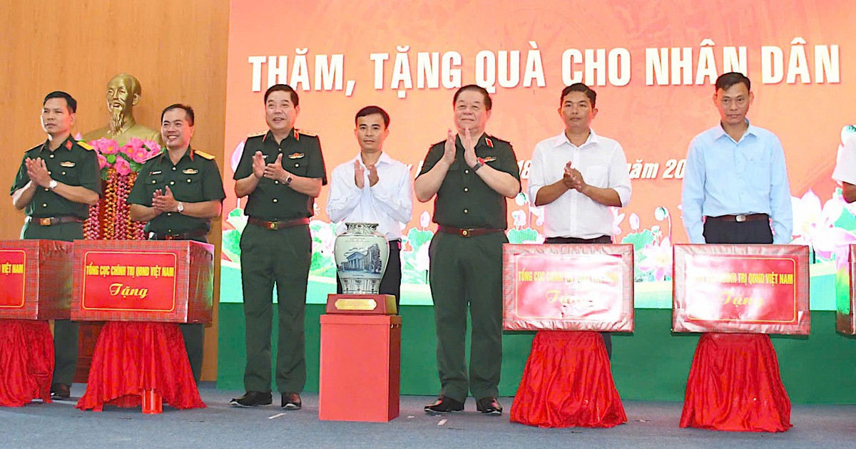Nhiều chương trình an sinh xã hội trong ngày truyền thống 80 năm Cơ quan chính trị Quân khu 8