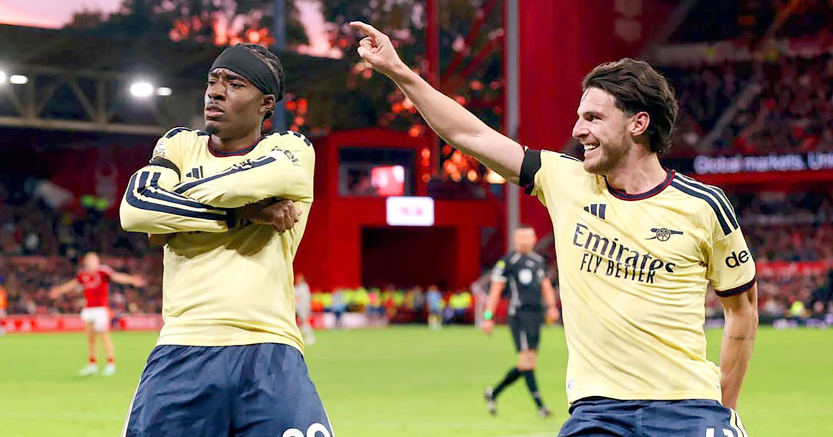 Arsenal thắng nhọc nhằn để bám đuổi Man City