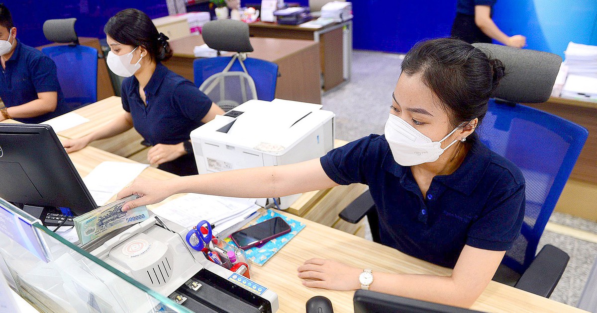 Lãi suất huy động cao, tiền dồn vào ngân hàng
