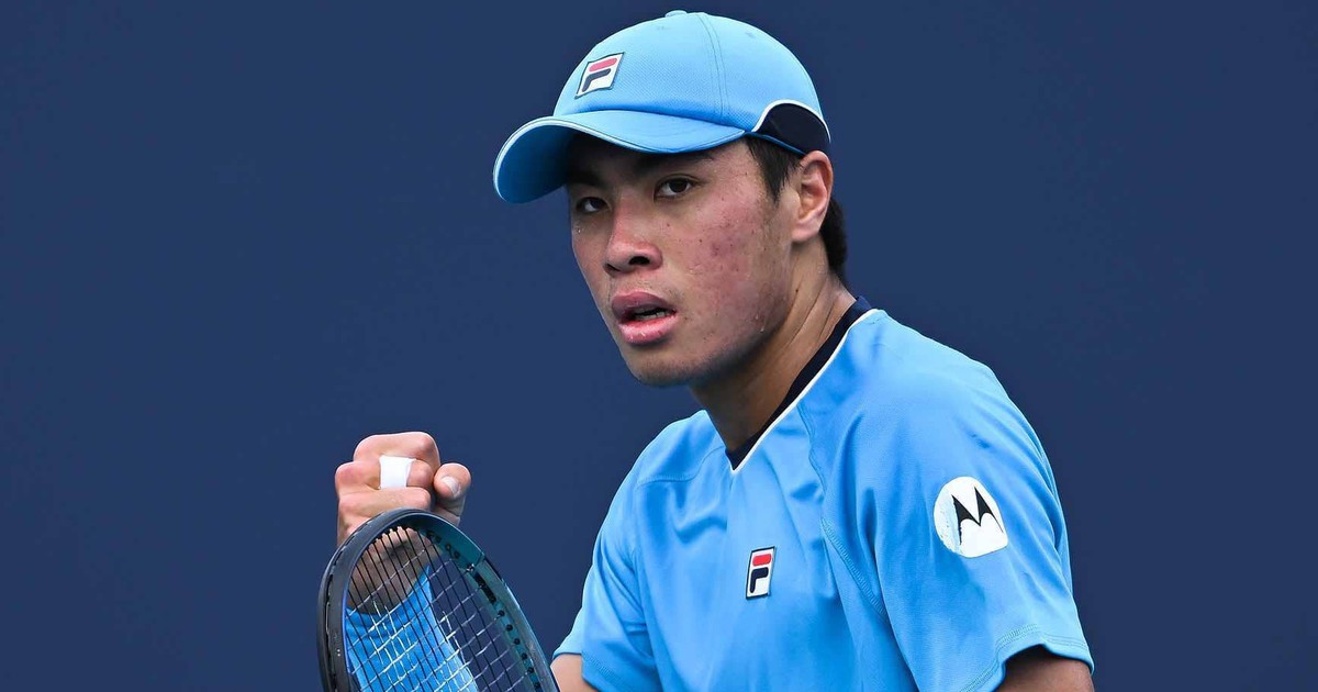 Đối đầu tay vợt gốc Việt, siêu sao tennis giận dữ đập vợt rồi... bị thương
