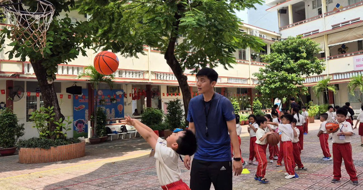Học chính khóa 4 ngày/tuần: phụ huynh lo con em ở nhà 'cày' game