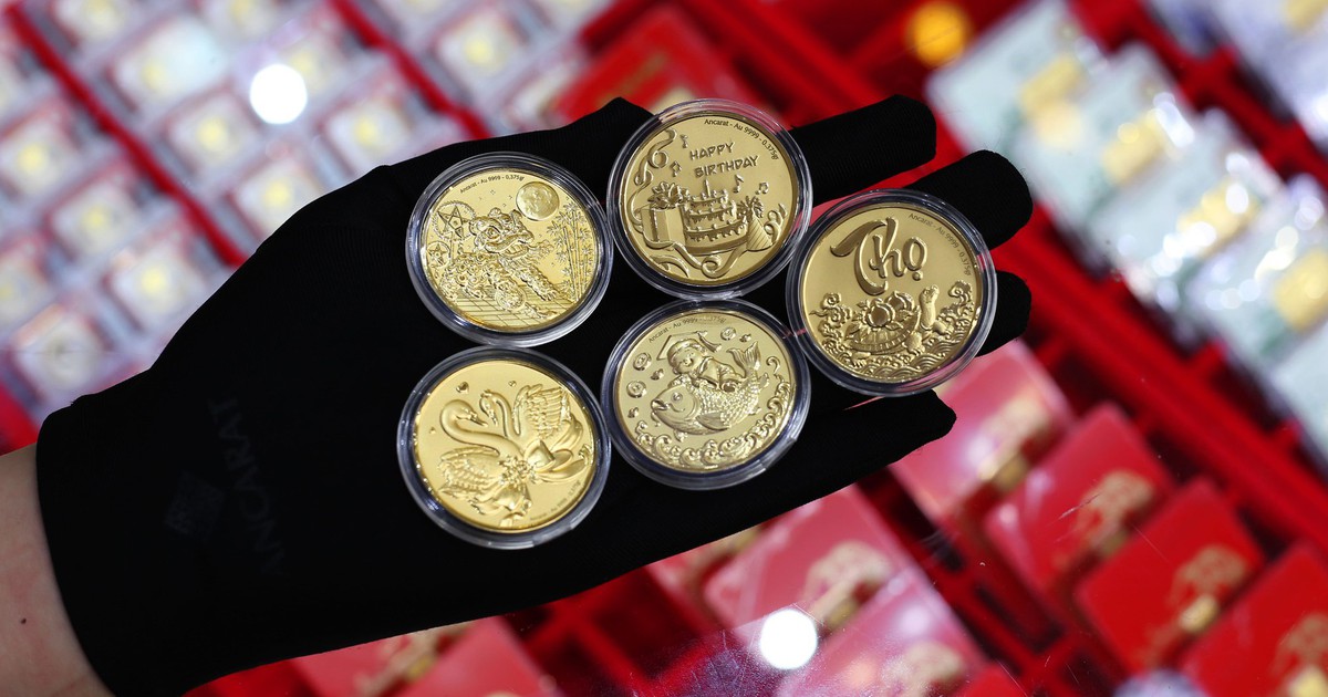 Giá vàng bất ngờ đi xuống, hướng về ngưỡng 4.100 USD/ounce