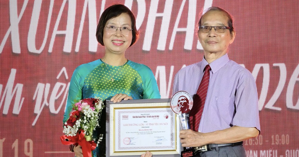 Nhà thơ Bằng Việt nhận Giải thưởng Bùi Xuân Phái
