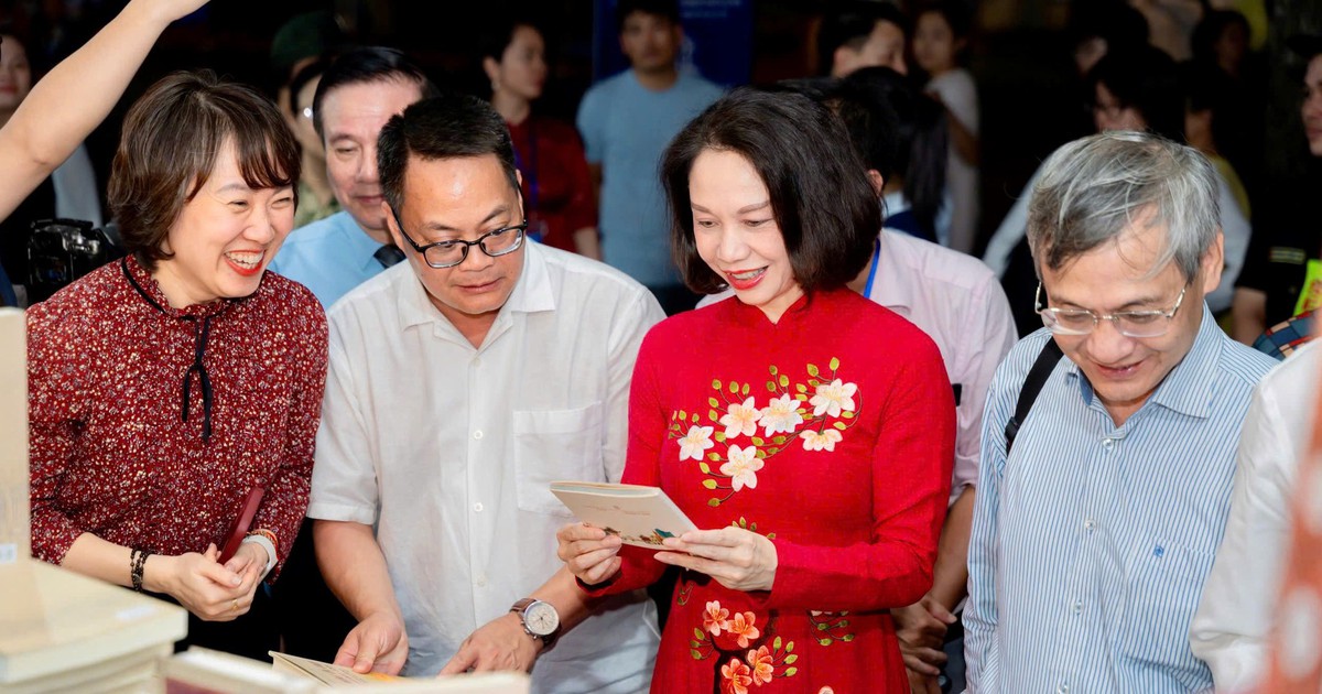 Hội sách Hà Nội chính thức khai mạc bên hồ Hoàn Kiếm