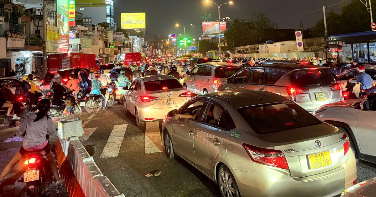 Khu Bảy Hiền đến Hoàng Văn Thụ kẹt xe không lối thoát từ đường vào hẻm