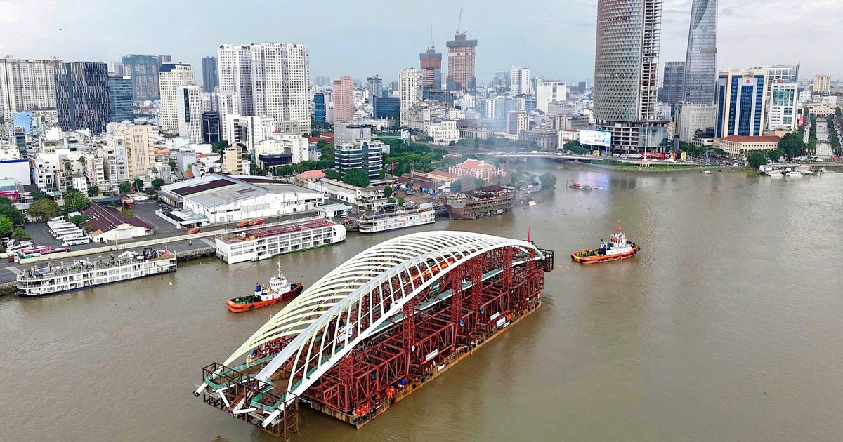 Mô phỏng phương án hợp long vòm thép nhịp cầu đi bộ qua sông Sài Gòn nặng 3.400 tấn