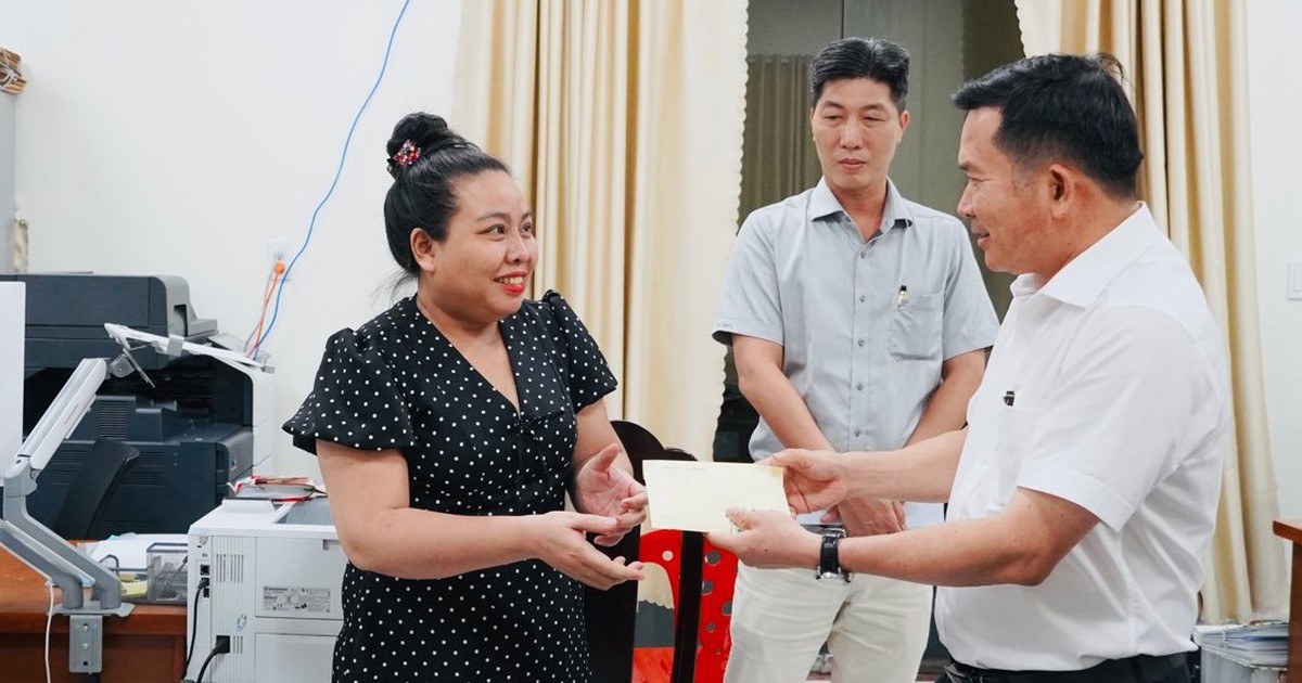 Ông Đinh Văn Nơi trao 100 triệu đồng hỗ trợ cán bộ tăng ca giải quyết thủ tục hành chính cho dân