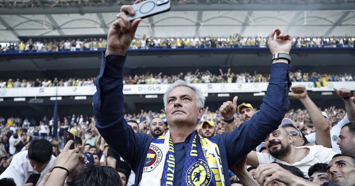 Đình chỉ 147 quan chức bóng đá theo lời 'mách miệng' của HLV Mourinho
