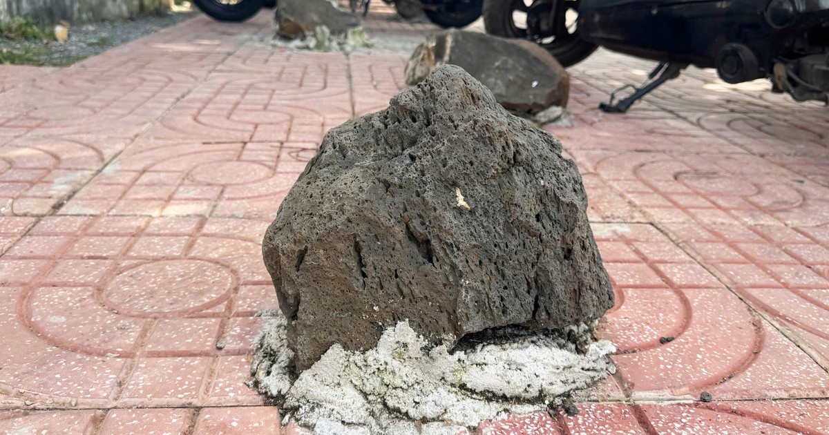 Dựng nhiều tảng đá trước trường học để chống ô tô đậu trên vỉa hè
