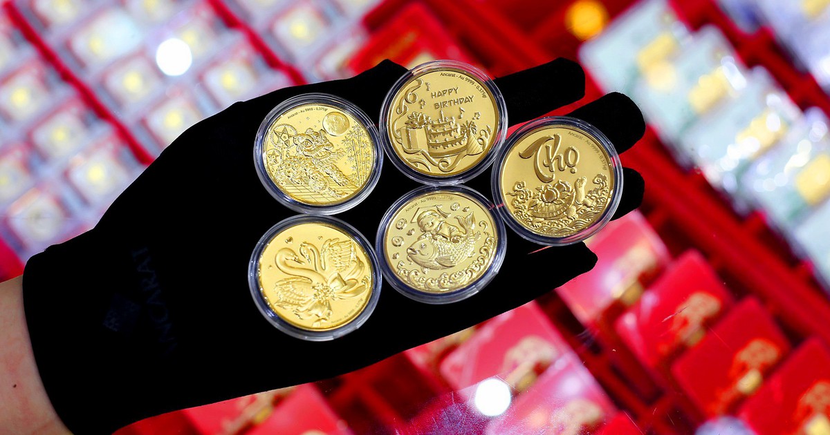 Giá vàng bất ngờ đi xuống, hướng về ngưỡng 4.100 USD/ounce