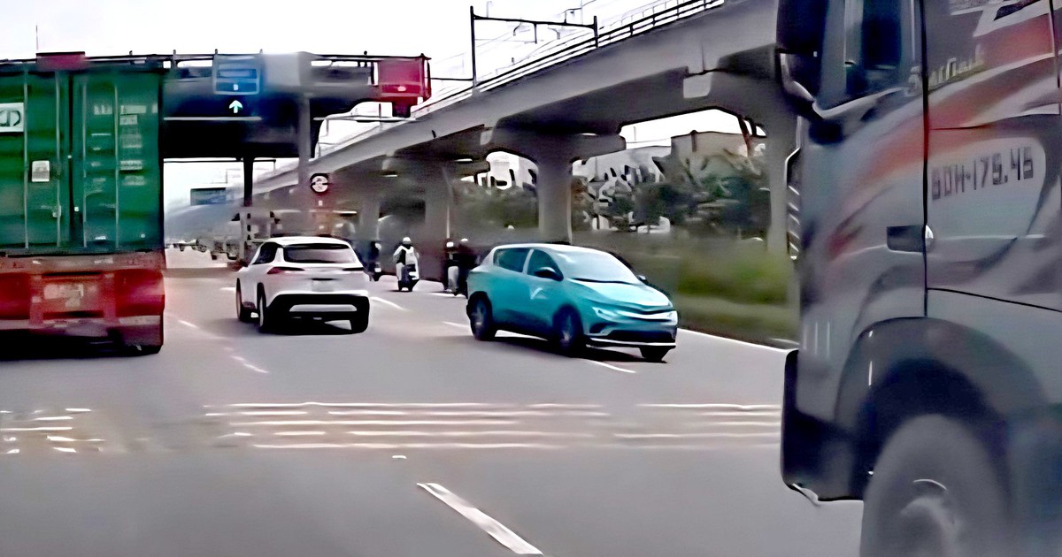 Camera ghi cảnh taxi chạy ngược chiều ở phường Thủ Đức, tài xế bị phạt 19 triệu đồng