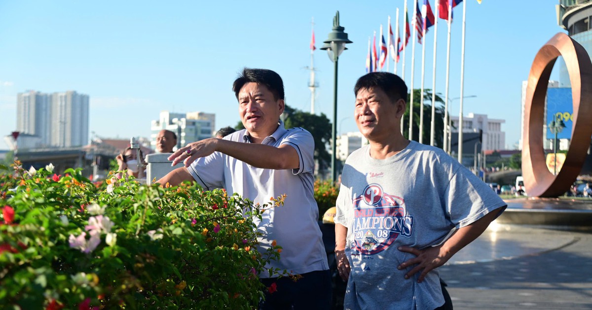 Nhiều người dân chờ xem thời khắc nhịp cầu đi bộ 3.400 tấn nối đôi bờ sông Sài Gòn