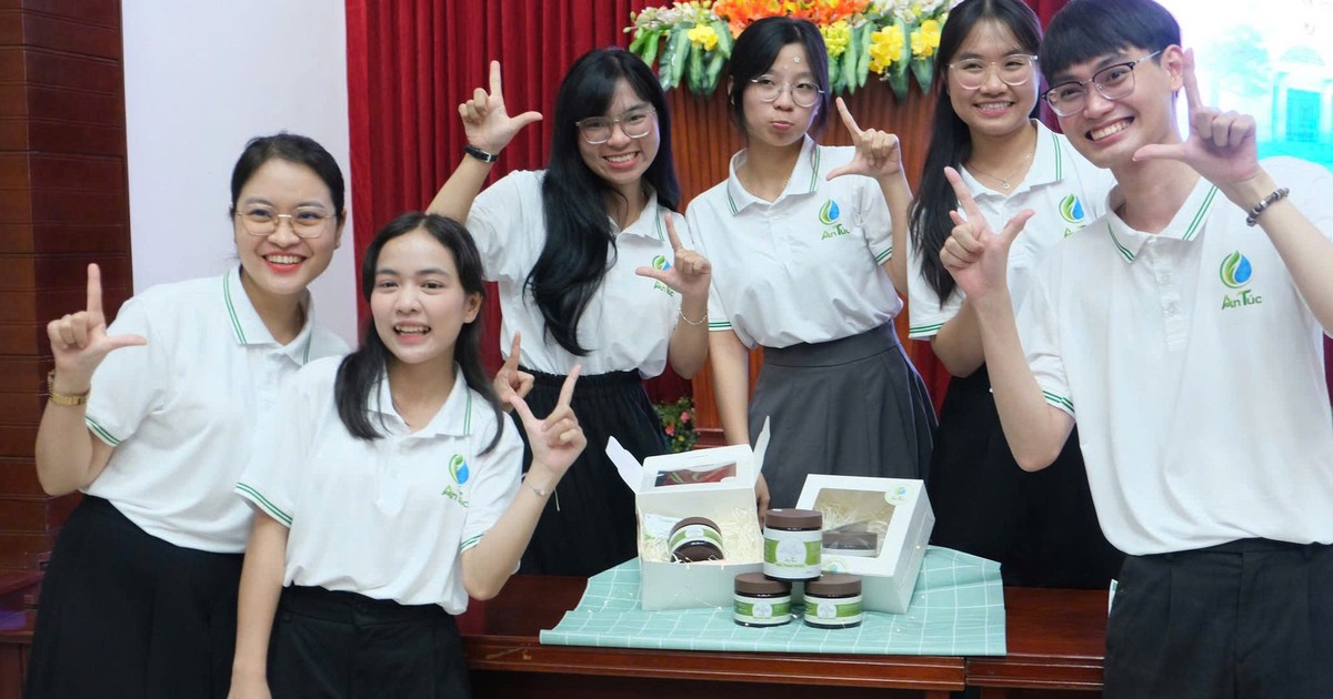 Sinh viên trường y ở Huế khởi nghiệp từ tất gel thảo dược