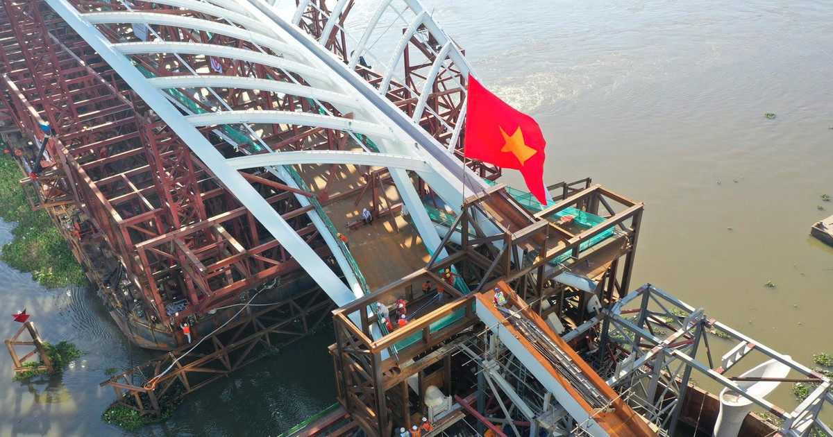 Xuyên đêm chuẩn bị hợp long cầu đi bộ qua sông Sài Gòn