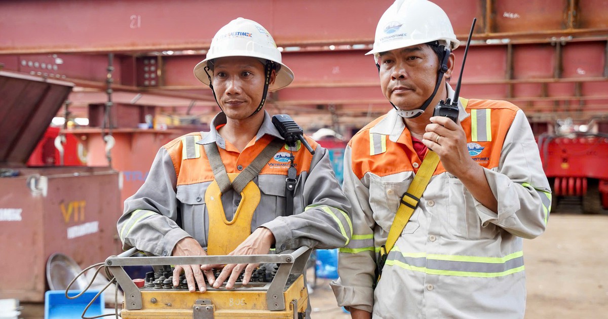 Rút siêu sà lan cùng hệ khung đỡ 2.000 tấn sau hợp long cầu đi bộ qua sông Sài Gòn