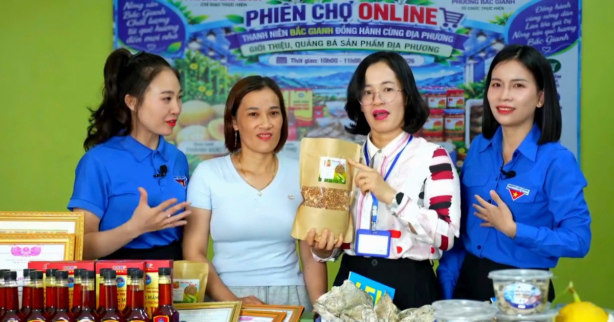 Nữ bí thư phường livestream bán hàng trăm đơn nông sản giúp nông dân