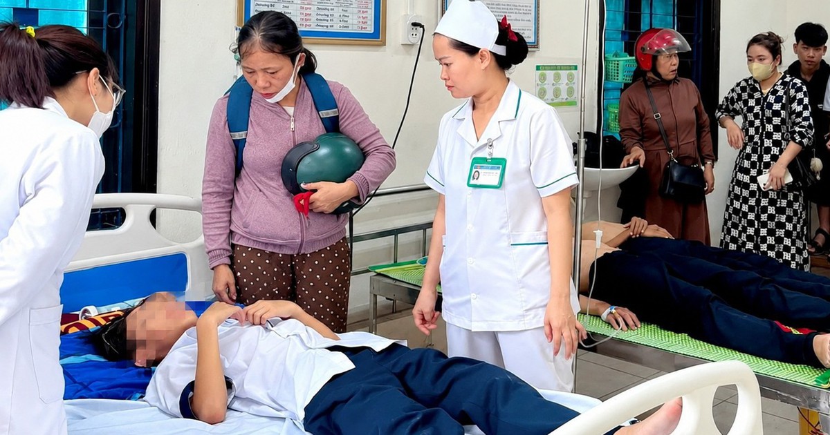 Học sinh nghịch ném đá tổ ong trong sân trường, 27 em bị ong đốt nhập viện