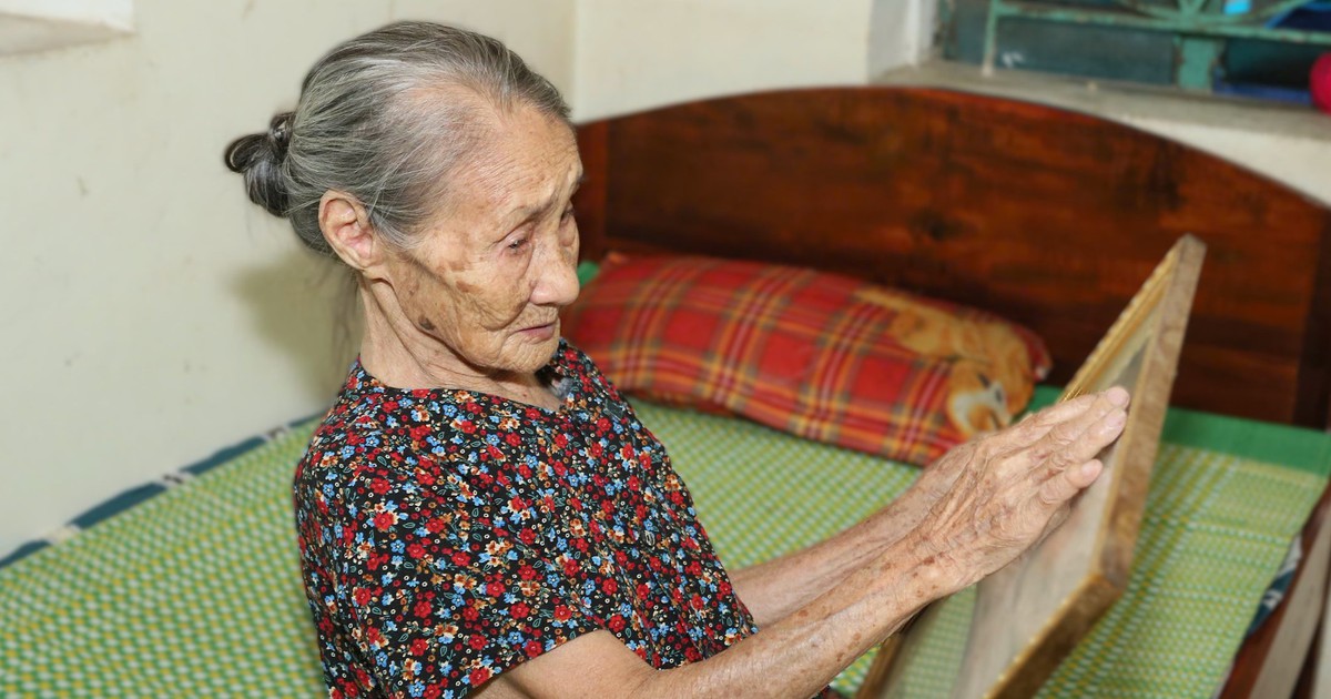 Mẹ già 96 tuổi hy vọng xác định nơi yên nghỉ của con từ tấm bia liệt sĩ tìm thấy ở Lào
