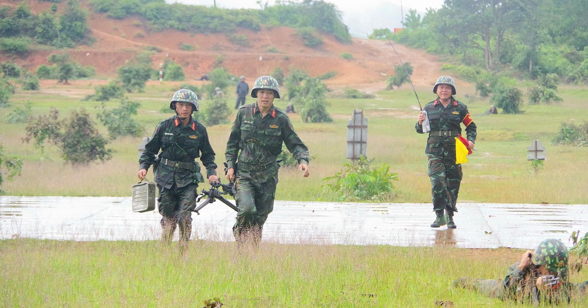 Bộ đội diễn tập tiến công, phòng ngự, bắn đạn thật tại Đà Nẵng