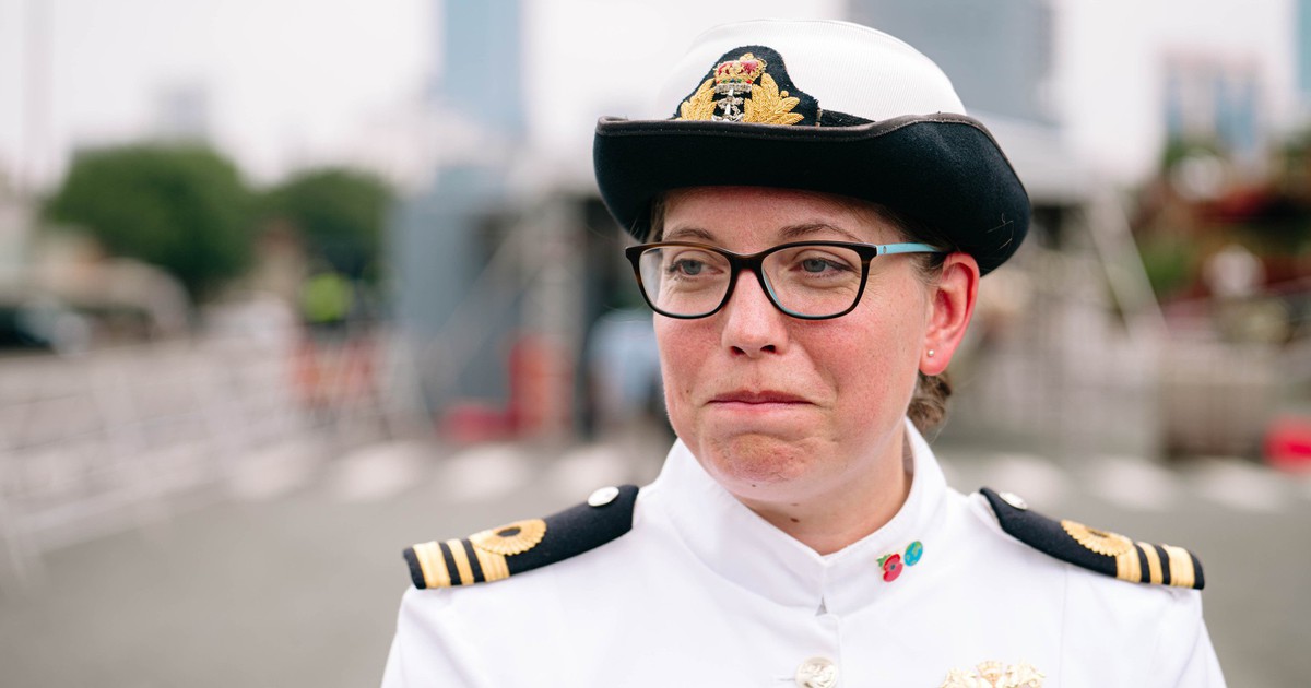 Nữ sĩ quan hải quân Hoàng gia Anh chỉ huy tàu HMS Spey cập cảng Nhà Rồng