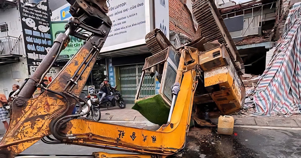 Xe múc đang tháo dỡ nhà bất ngờ lật ngửa giữa đường Hoàng Sa