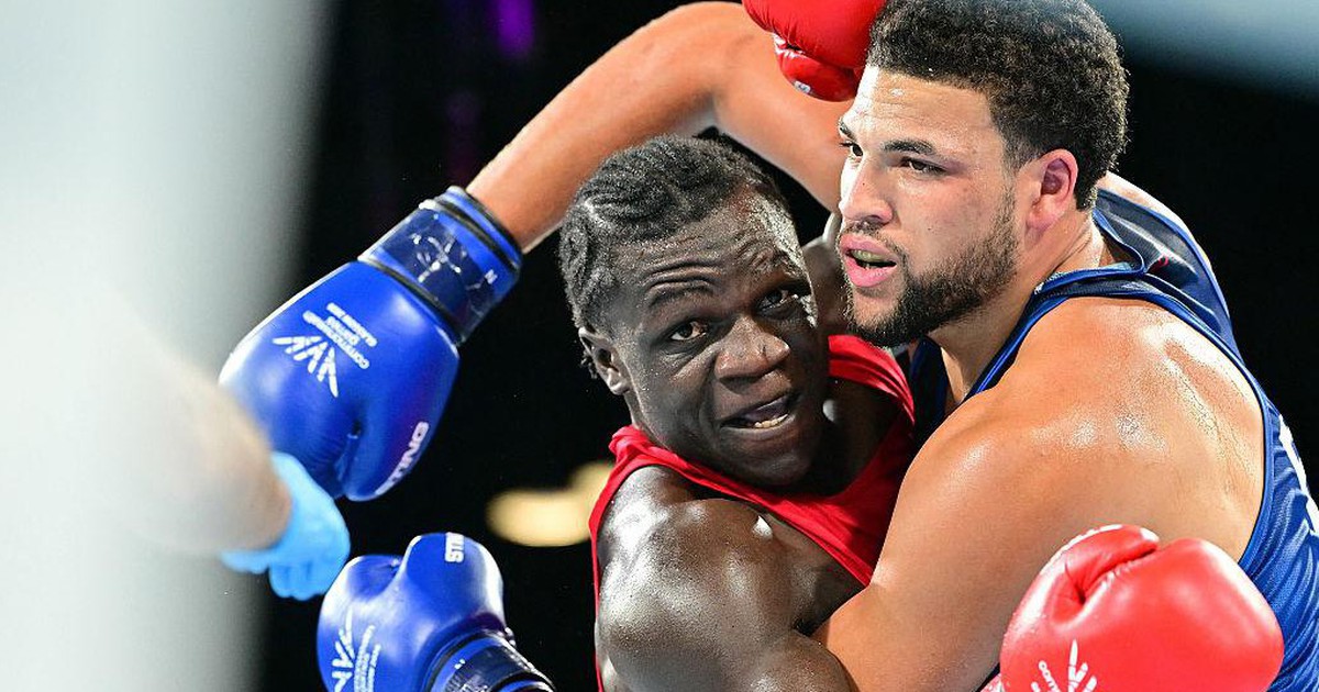 Đánh lén đối thủ, võ sĩ boxing tai tiếng bị phạt nặng
