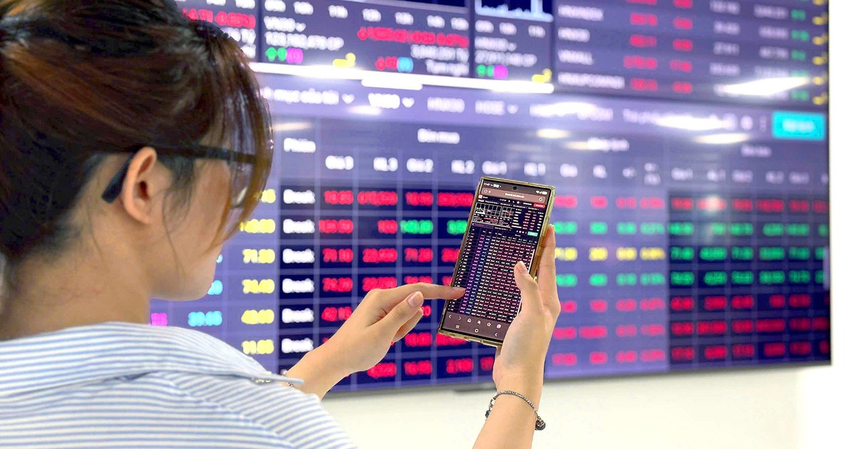 Cổ phiếu Sacombank bất ngờ trần tím, PNJ bị bán mạnh