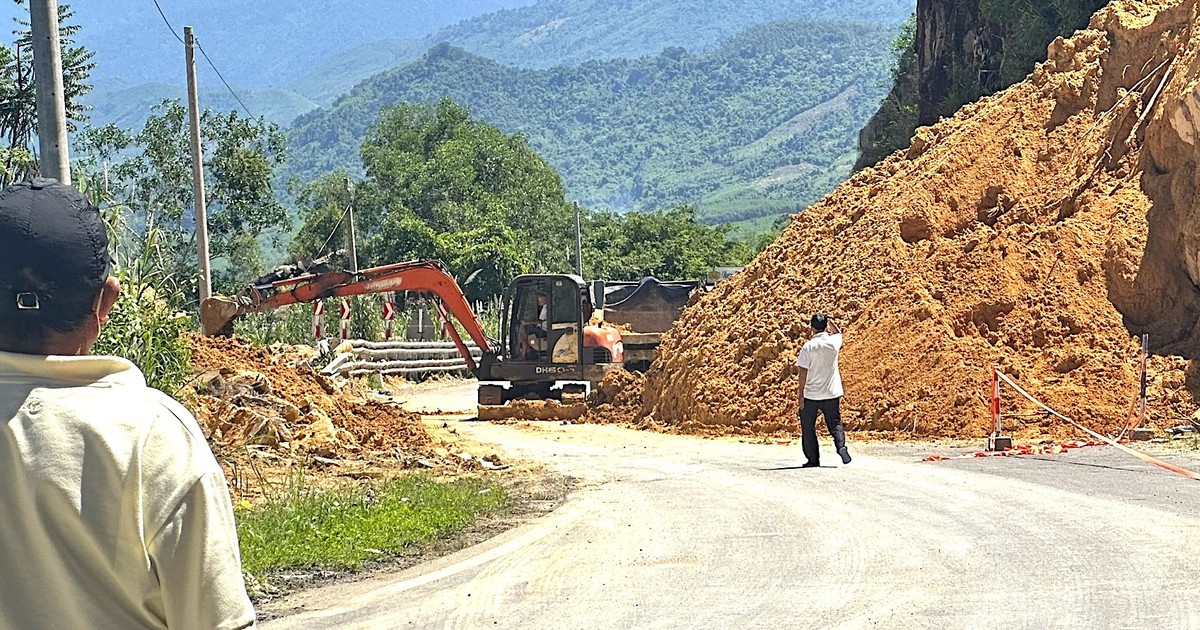 Đèo Khánh Lê dừng xe từng đợt 30 phút để xử lý sạt lở, người đi đường chú ý