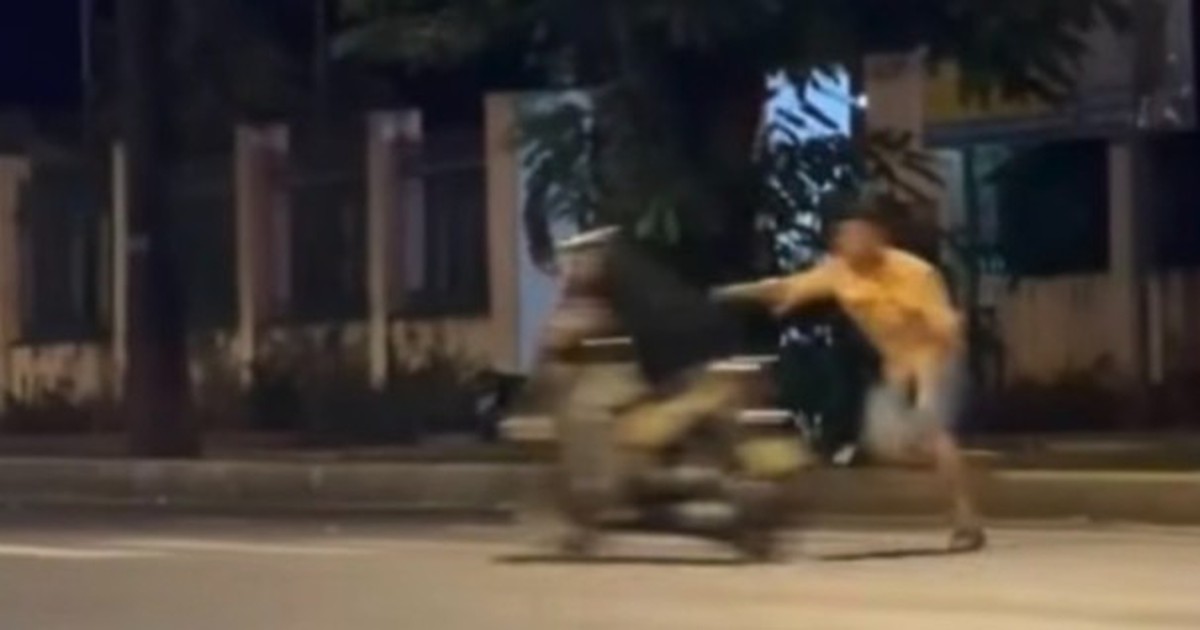 Người đàn ông cầm dây nịt đánh người đi đường bị tâm thần