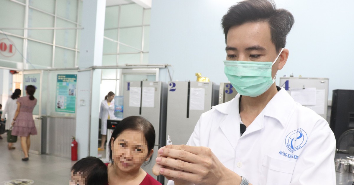 Đang chờ tiêm nhắc vắc xin phòng não mô cầu nhóm A,C,W,Y, đi tiêm nhóm B được không?